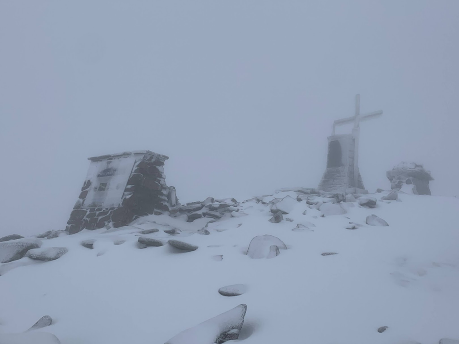 Babia Góra w śnieżnej zawierusze (widok z zejścia na stronę słowacką żółtym szlakiem)