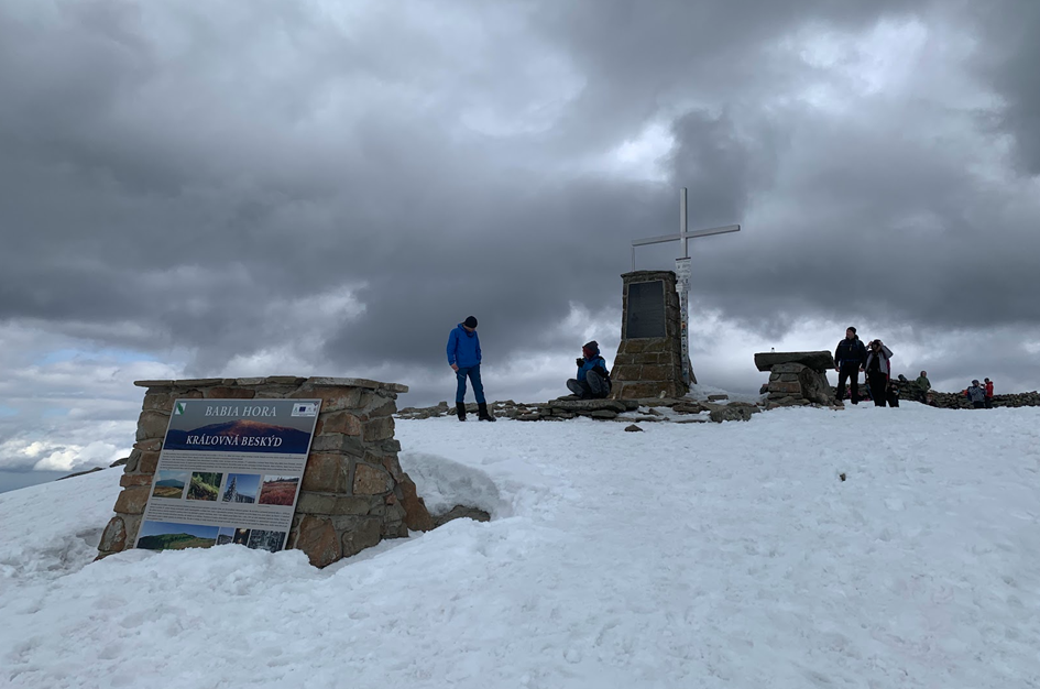 Babia Góra, widok ze słowackiego żółtego szlaku. Tablica po lewej obwieszcza, że Babia Hora to Kralovna Beskid