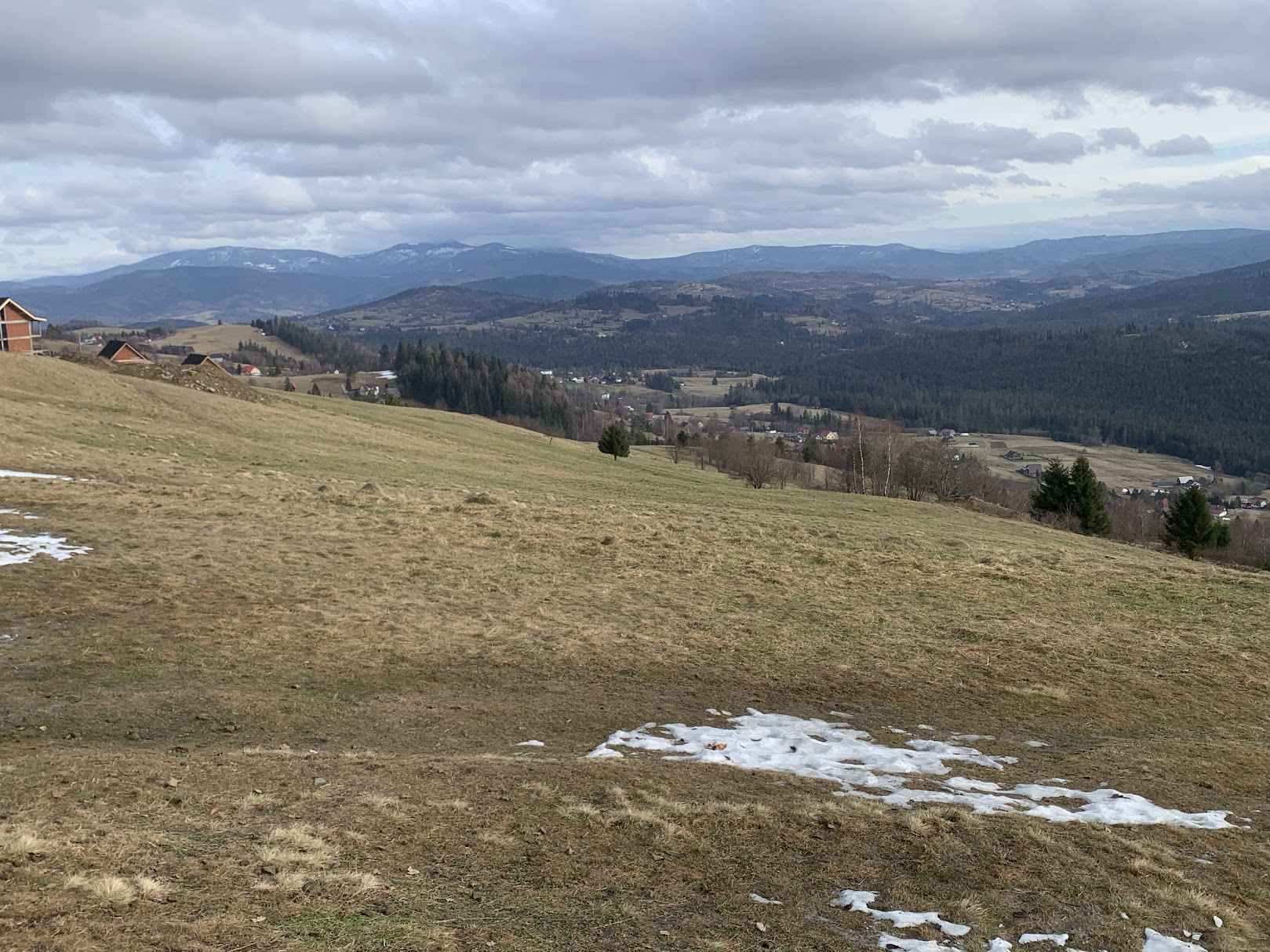 Widok z Ochodzitej w stronę Pilska (na zdjęciu niewidoczne pod chmurą). Na lewym skraju - Romanka, na prawo od niej - Rysianka i Lipowski Wierch.