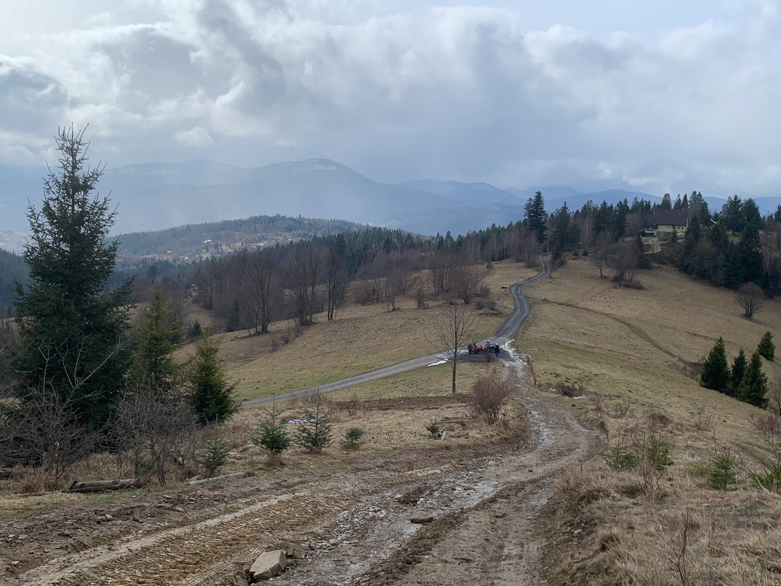 Widok na południowy-zachód, z okolic Zapolanki. W centrum zdjęcia dominuje Muńcuł, za nim, na lewo - Mała i Wielka Rycerzowa. W osi drogi, na najdalszym planie - Wielka Racza.