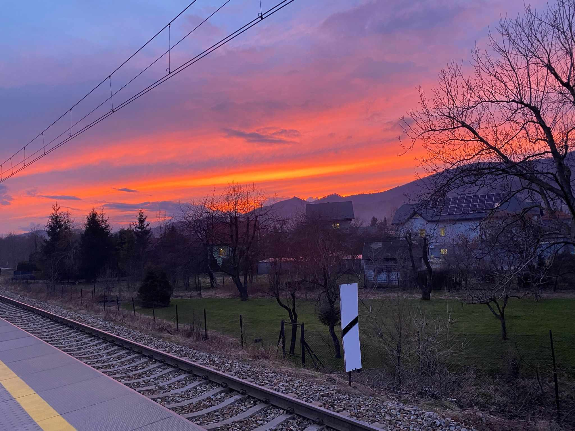 ”Cycki” widziane z przystanku kolejowego w Cięcinie. (w centrum zdjęcia: Czerwieńska Grapa po lewej i Mały Żar po prawej). Foto: Michał