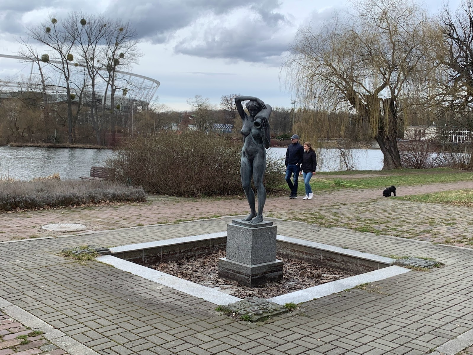 ”Kobieta z dzbanem” przy największym parkowym stawie. W tle Stadion Śląski.