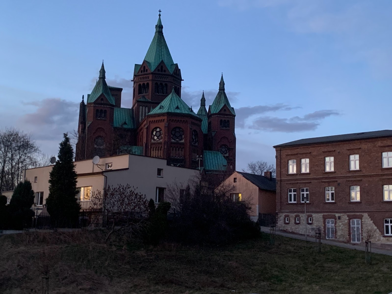 Kościół św. Stanisława Biskupa w Czeladzi. W wykonania miejsca stała czeladzka Synagoga.