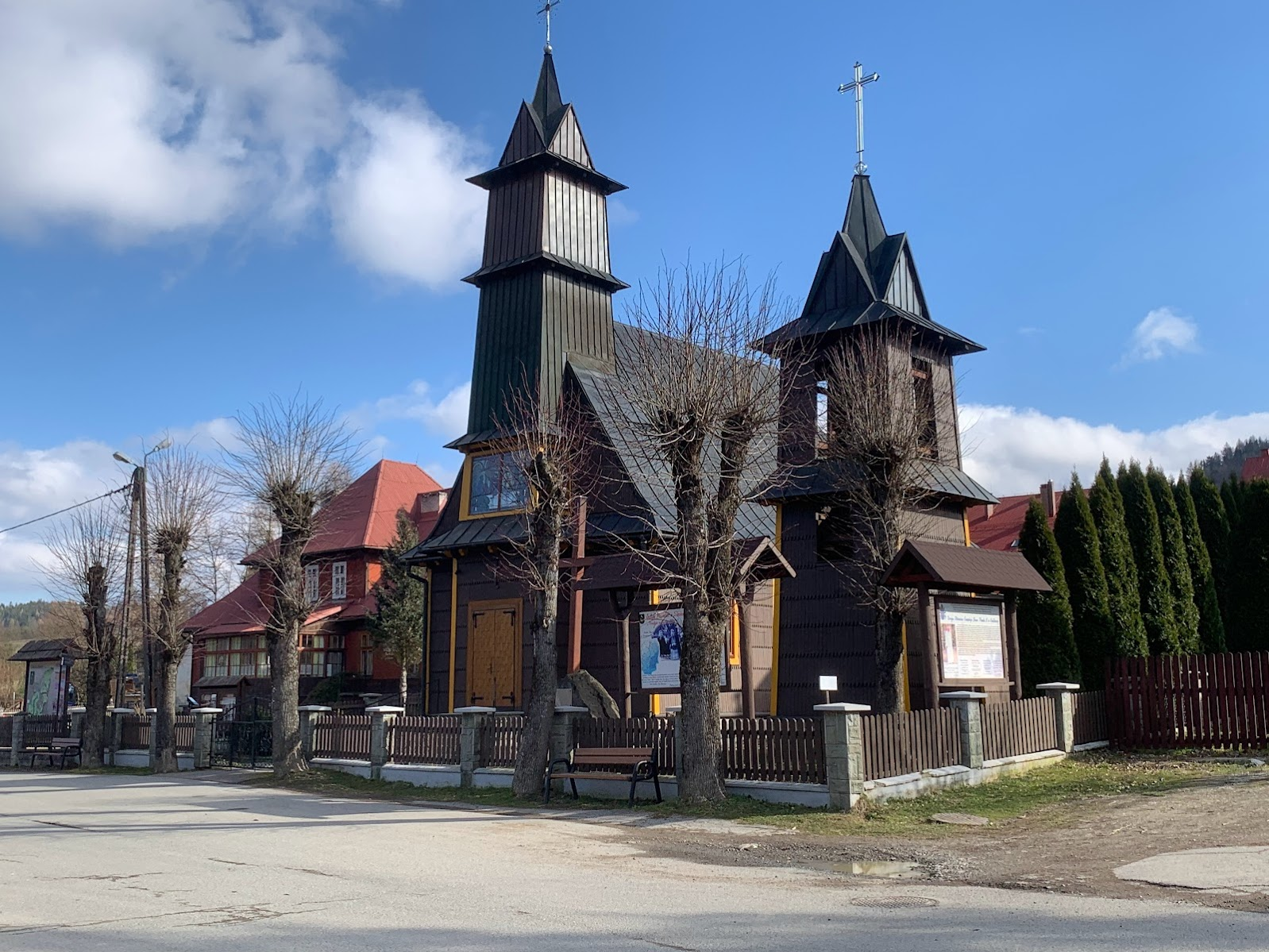 Drewniany kościół i szkoła podstawowa w Soblówce