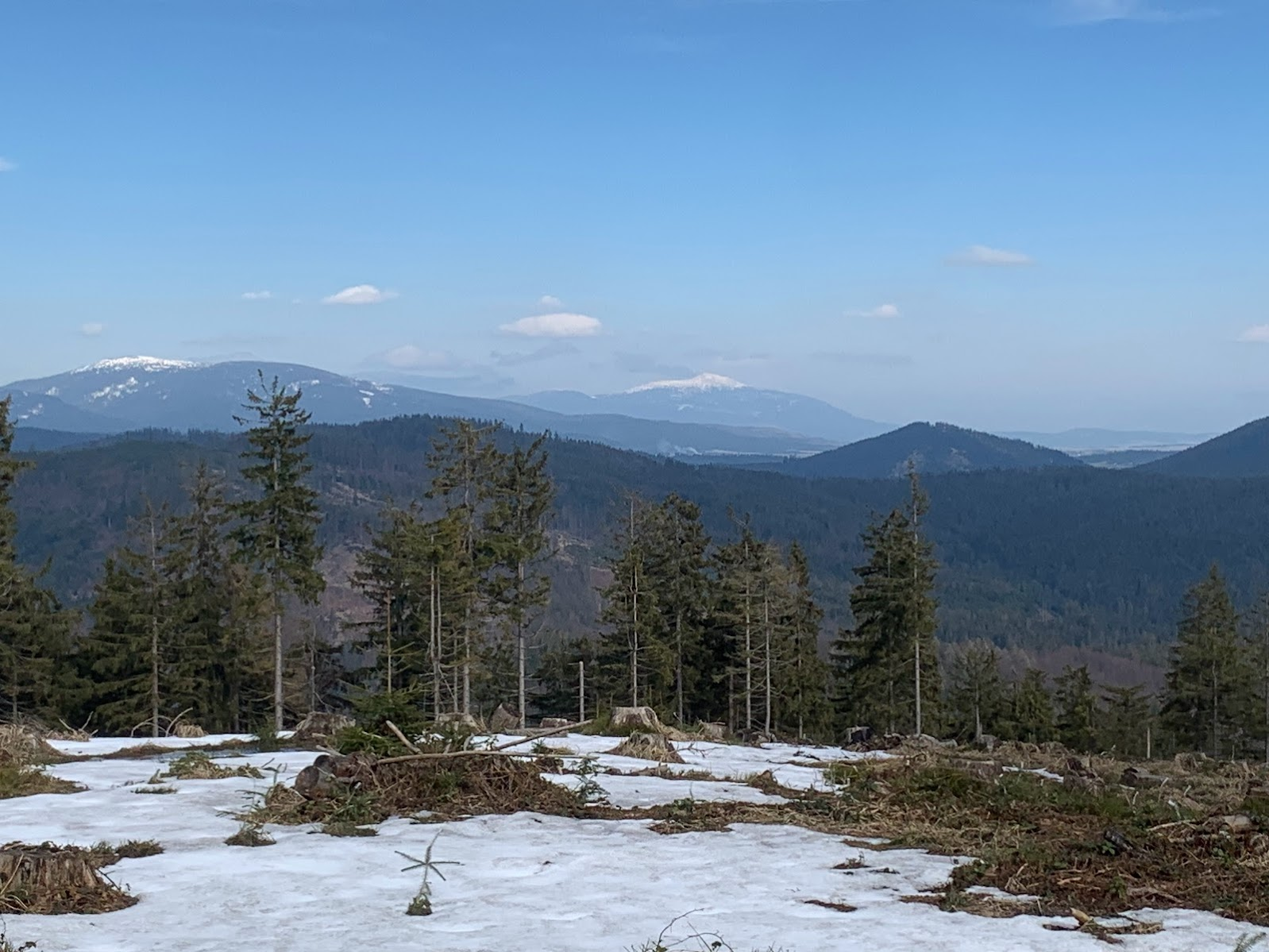 Od lewej na najdalszym planie: Pilsko i Babia Góra. ”Kopka” wystająca na bliższym planie, na prawo od Babiej to Maly Kopec.