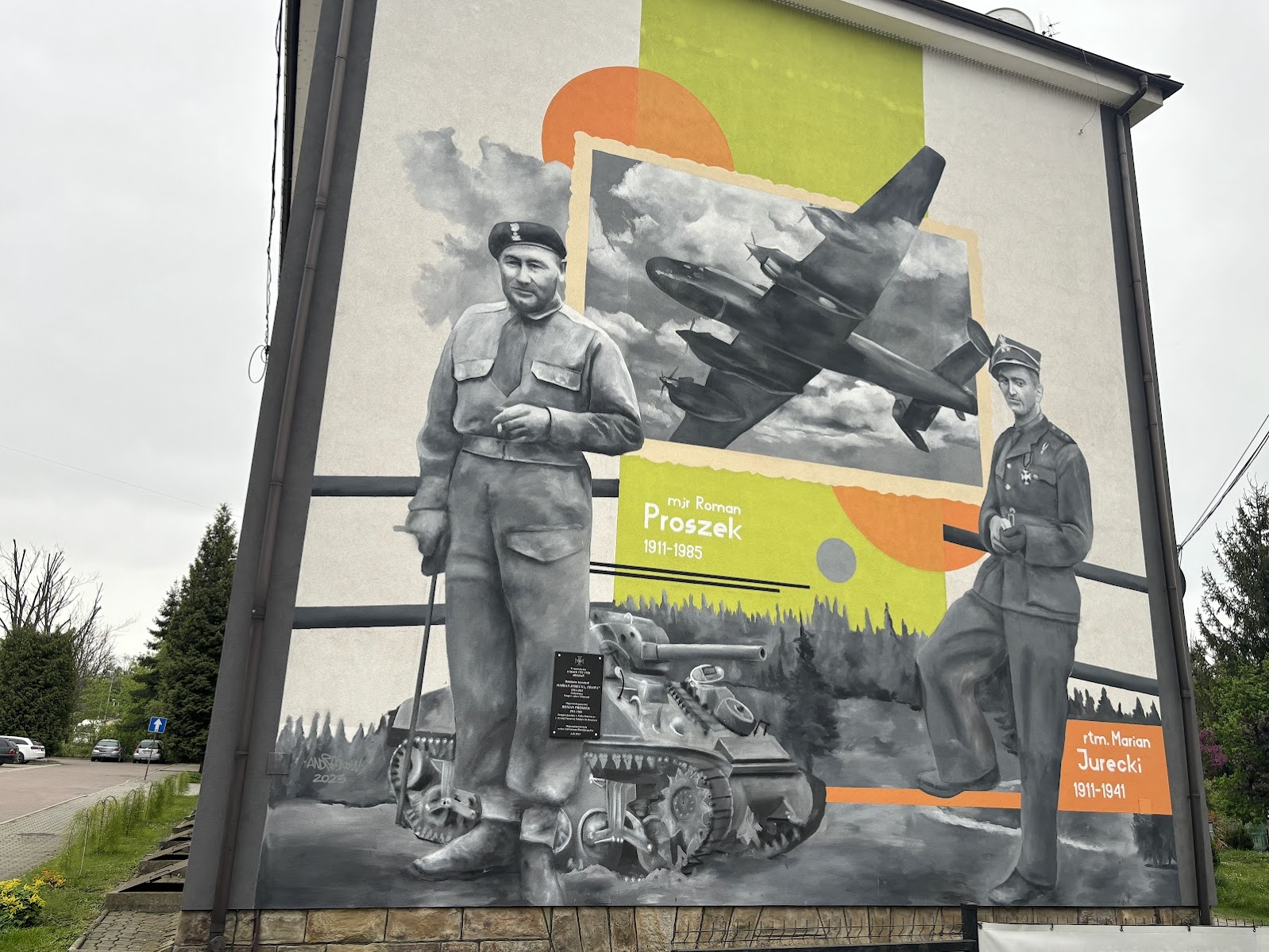 Mural przy stacji kolejowej w Stróżach