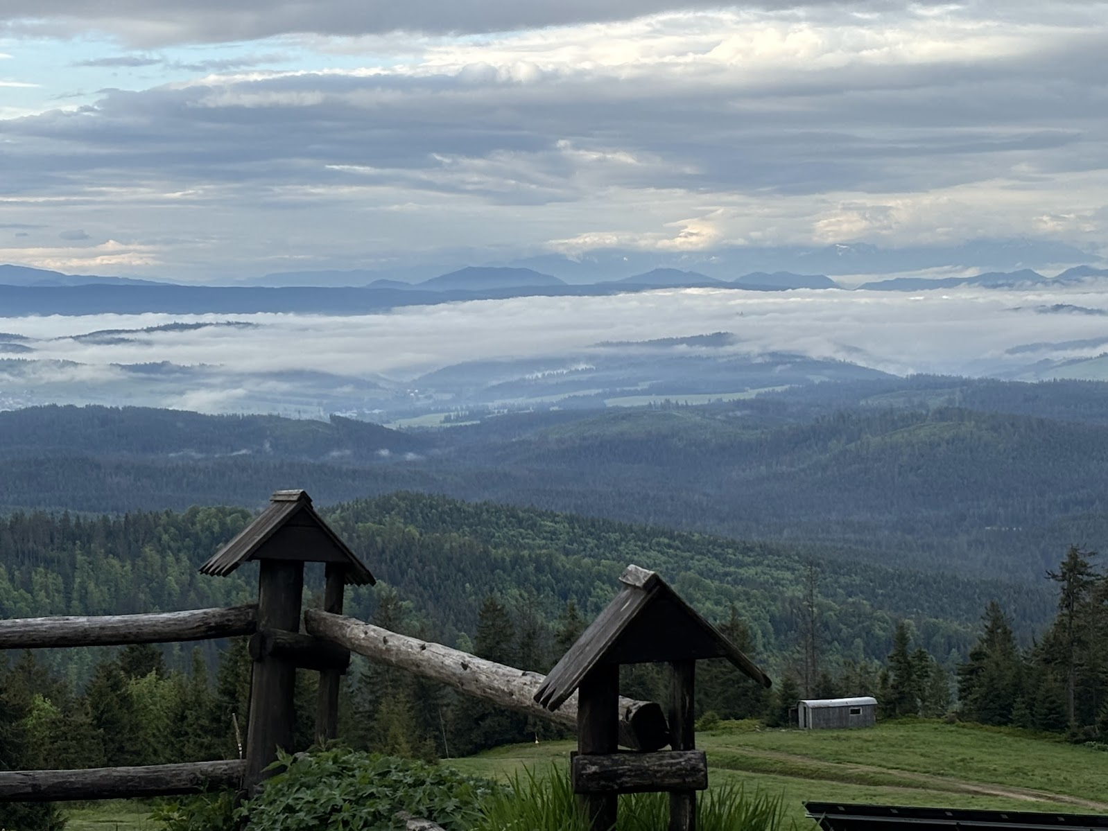 Widok z Rysianki na zamgloną Orawę