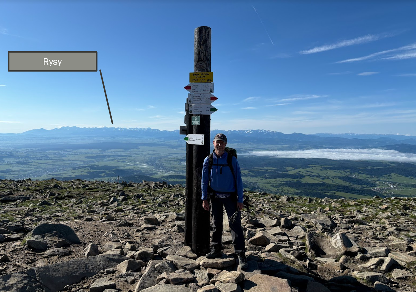 Widok z Diablaka w kierunku południowo-wschodnim. W tle Tatry - od lewej: Bielskie, Wysokie z Rysami, Zachodnie. Po prawej jeszcze Tatry Niżne.