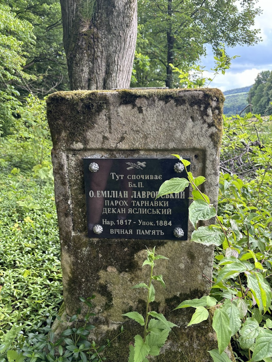 Ukryty w lesie grób łemkowskiego duchownego Emiliana Ławrowskiego (proboszcza Tarnawki i dziekana Jaśliskiego).