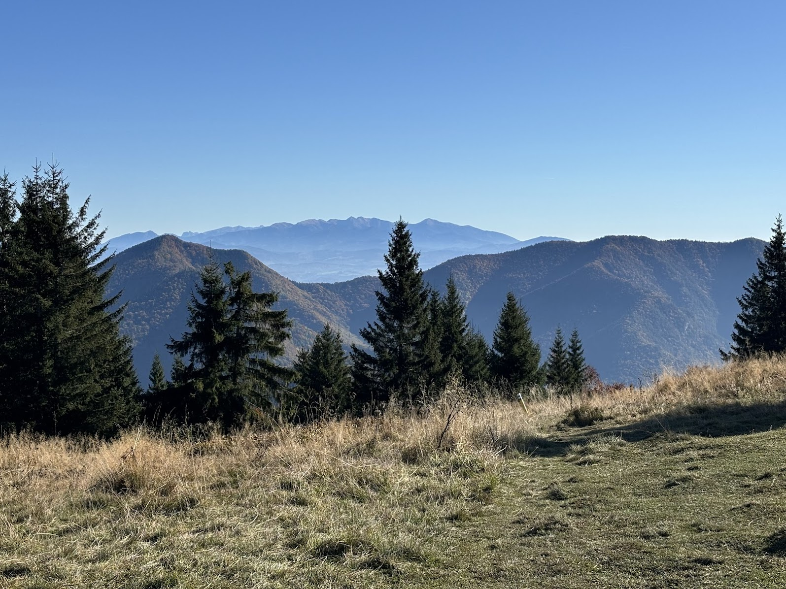 Widok z podejścia na Wielki Rozsutec. Na pierwszym planie Mała Fatra, w oddali - Tatry.