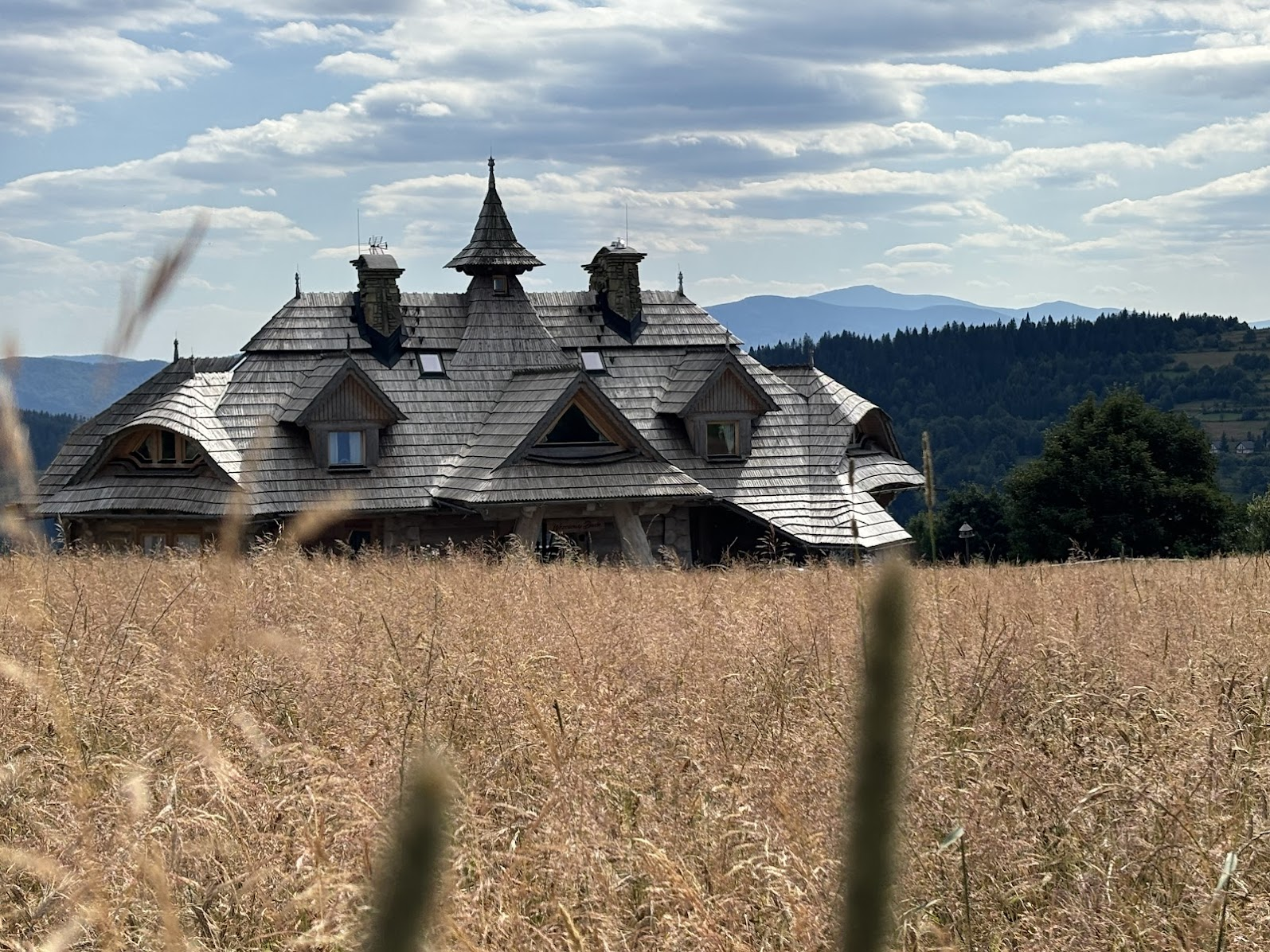 Wrzosowy Dwór, a za nim, po prawej - Polica, Babia Góra i Mała Babia Góra.