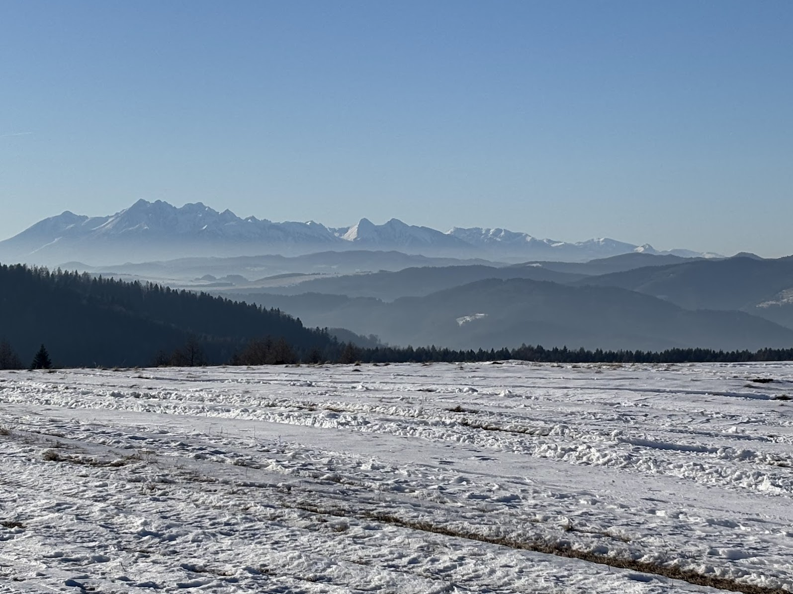 Tatry widziane ze stacji narciarskiej nad Wierchomlą