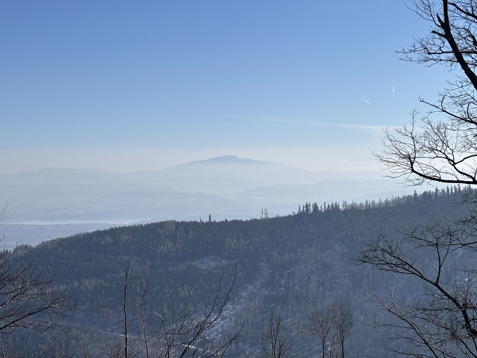 Widok spod schroniska na Szyndzielni na mocno zamgloną Babią Górę.