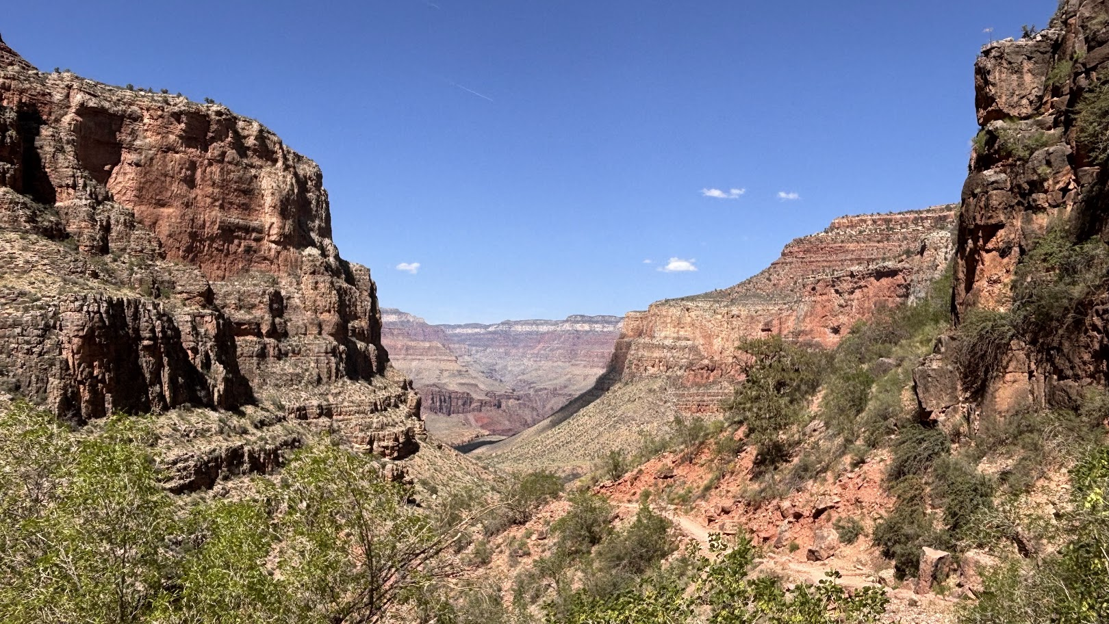 Bright Angel trail, with Havasupai Gardens visible in the center (a patch of green down the trail)