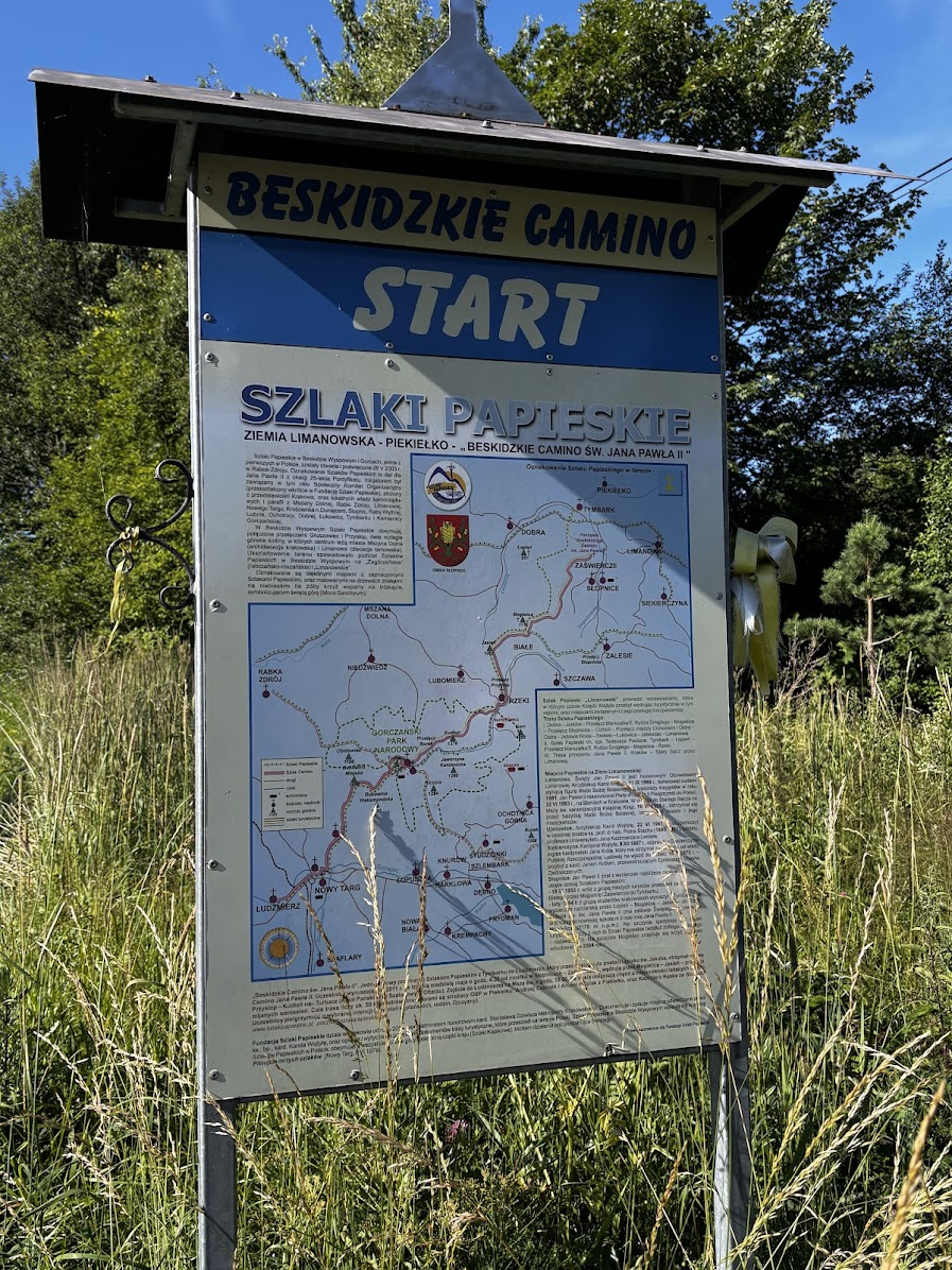 8:20 - kilometr 7,3. Słopnice - początek szlaku papieskiego do Ludźmierza