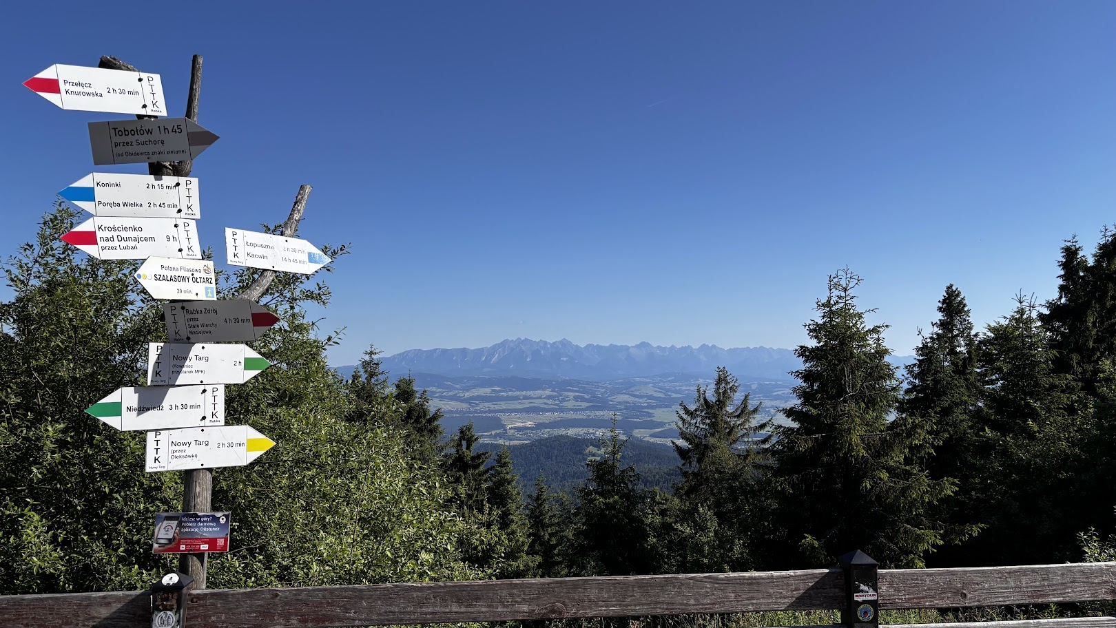16:48 - kilometr 35,2. Widok na Tatry spod schroniska na Turbaczu