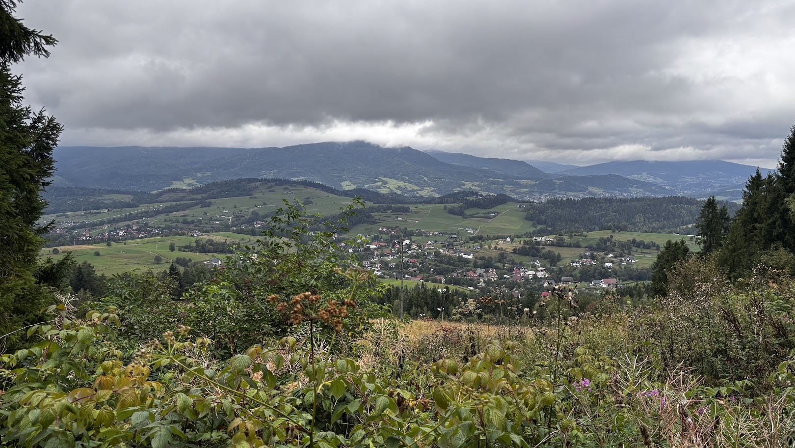 16:58. Poniżej Bacówki na Maciejowej, widok na Beskid Wyspowy