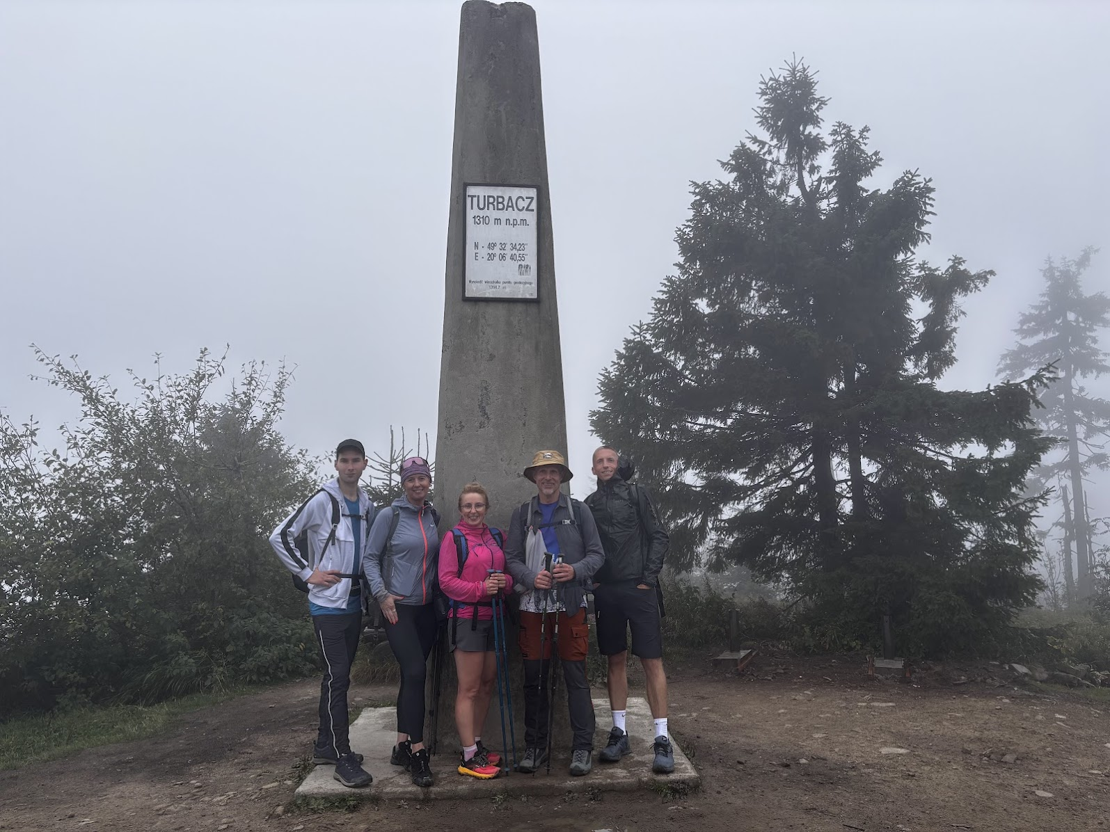 14:03. Turbacz, 1310m n.p.m. (najwyższy punkt na naszym szlaku ”całe Gorce w jeden dzień”)
