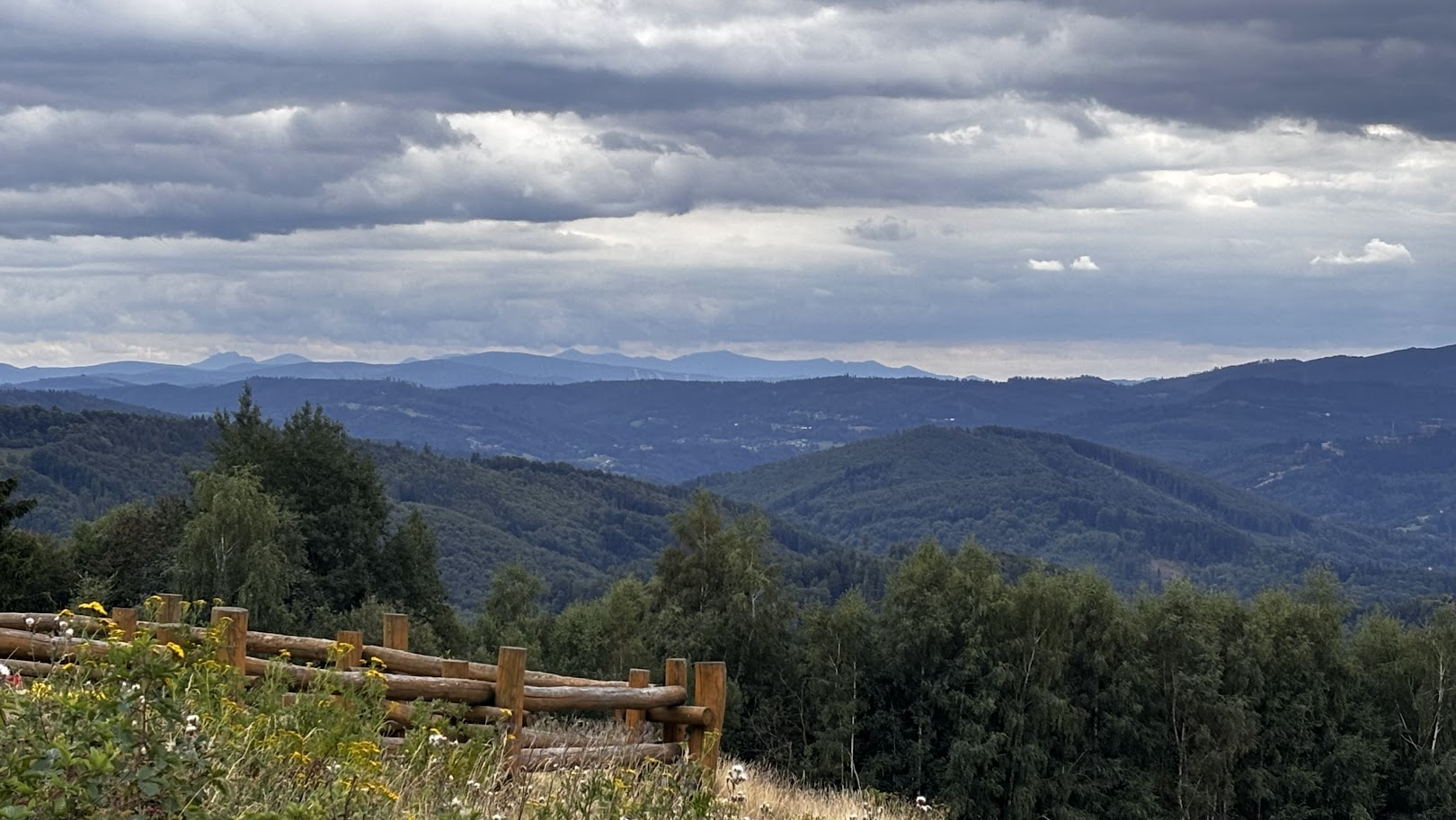 Widok spod Równicy. W tle Mała Fatra (SK)