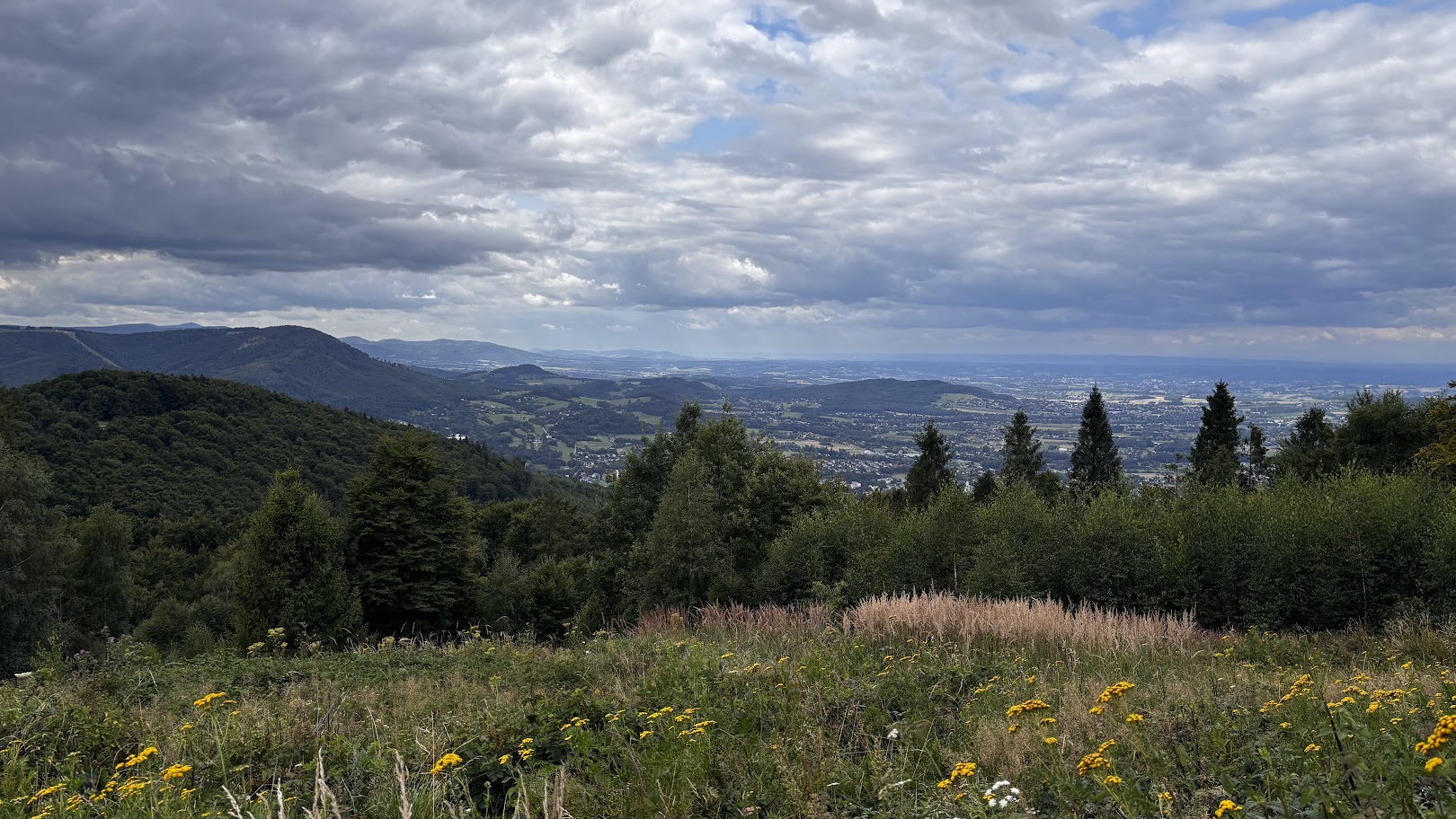 Widok spod Równicy. Po lewej Czantoria Mała, za nią Beskid Śląsko-Morawski (CZ)