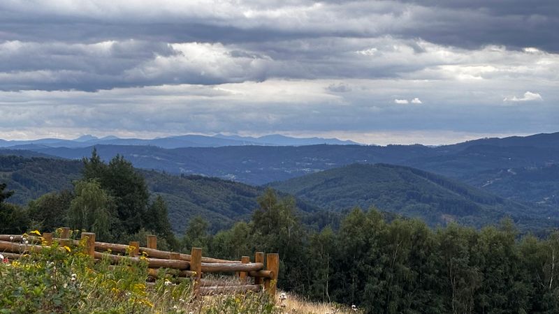 Pociągiem na Lipowski Groń. Skoczów - Równica - Trzy Kopce Wiślańskie - Cyrla -Wisła (Beskid Śląski)