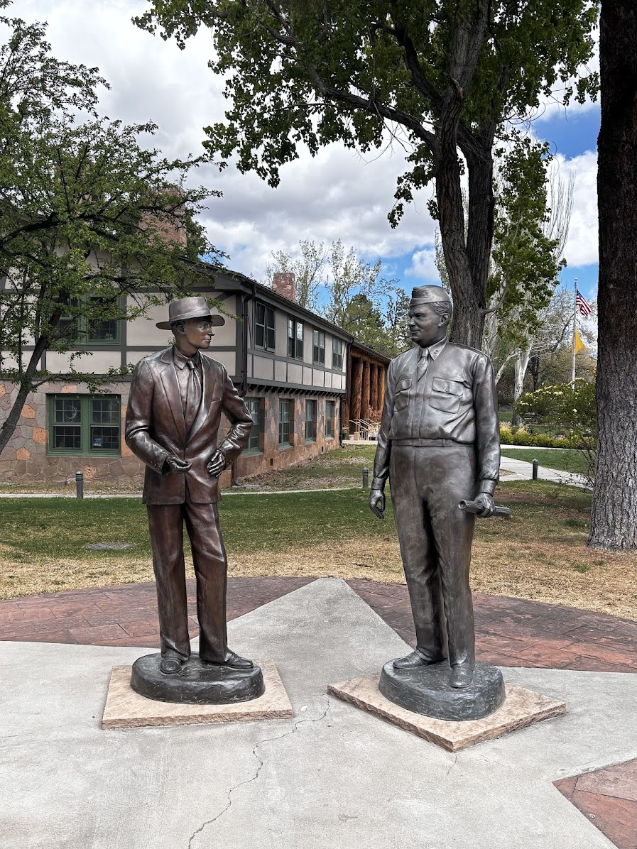 Robert Oppenheimer (left) and gen. Leslie Richard Groves Jr. (right)