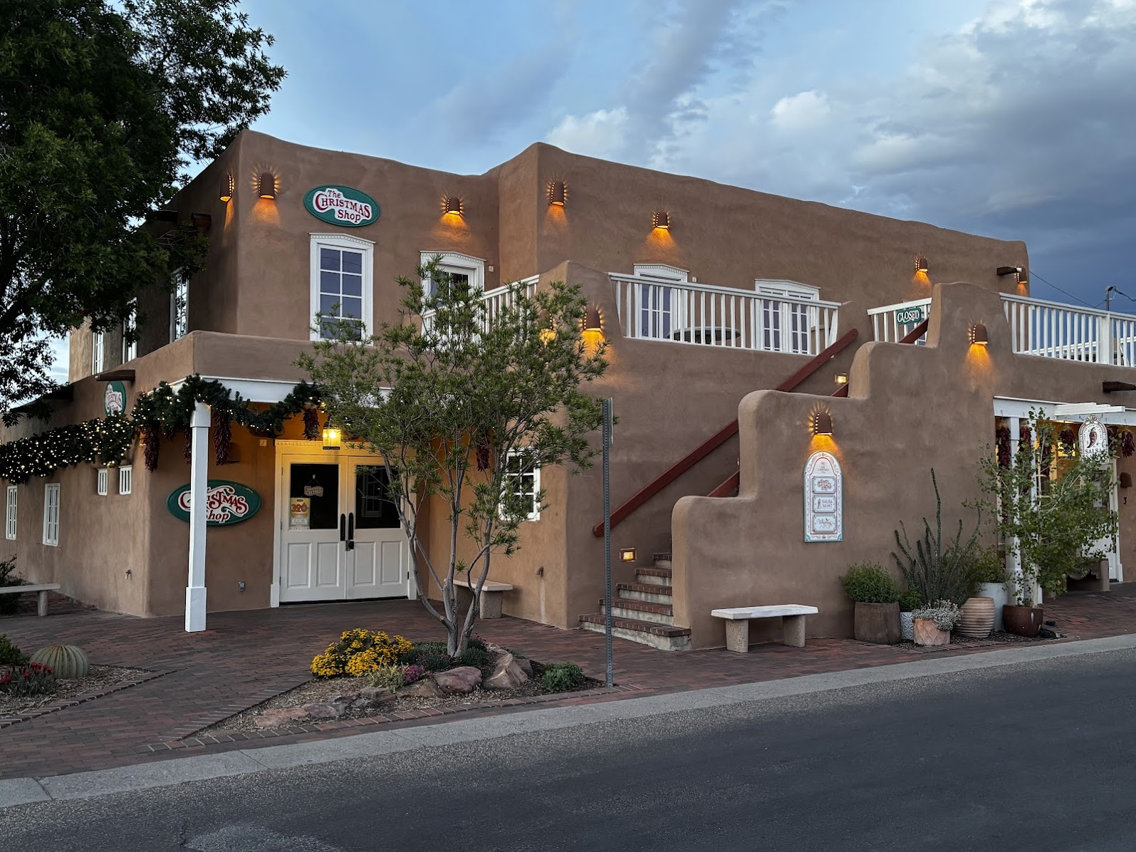 A building in old town of Albuquerque, near Plaza Vieja (’old square’)