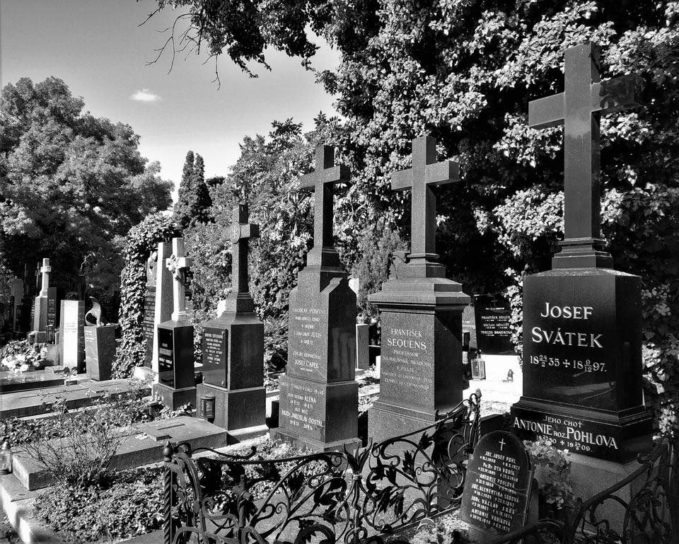 Halloween Special: collection of b&w photos of Vysehrad Cemetery in Prague