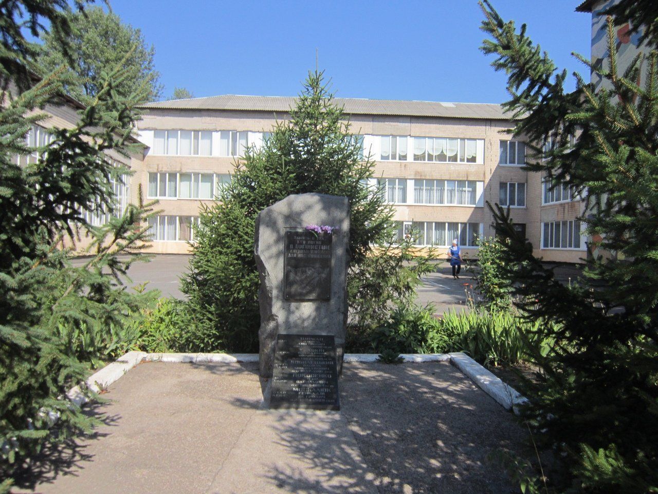 Today I decided to continue the theme of monuments. At the same time, I will return to the monuments