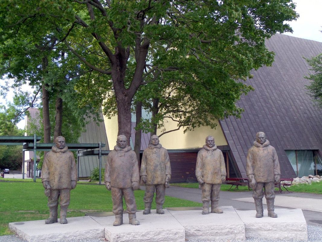 A statuesque South Pole party 