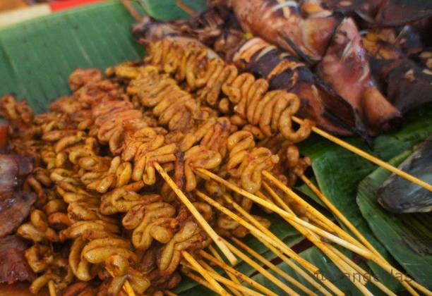 Food Trip: Affordable Pinoy Street Food at a Makati City Park